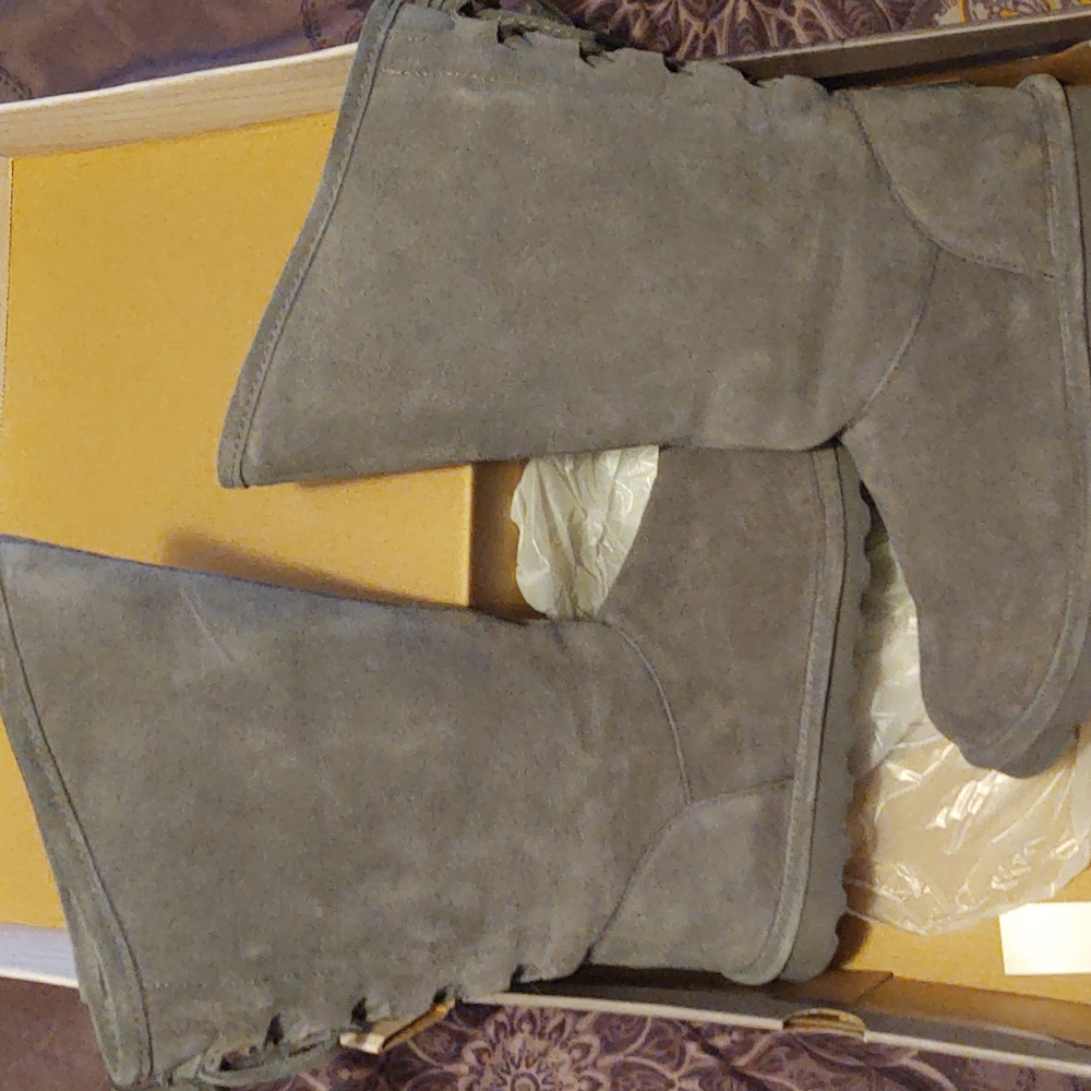 Women's size 10 gray BearPaw boot